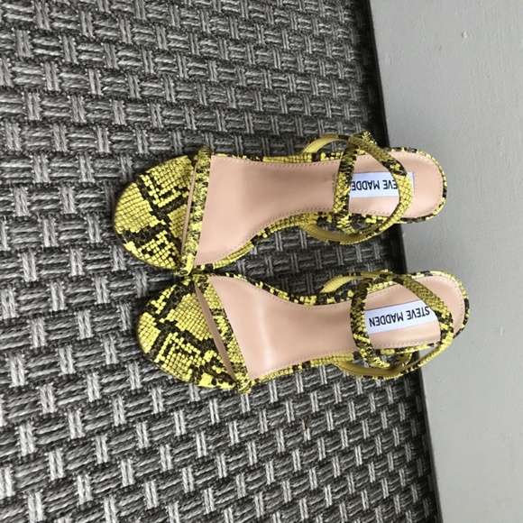 Steve Madden Gabriella heels yelllow snake - Picture 4 of 5